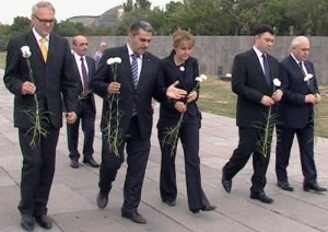 (Español) La vicepresidenta del parlamento alemán visitó el memorial del Genocidio Armenio en Ereván