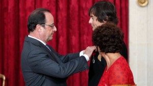 Al ser condecorado por el presidente Hollande