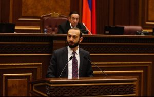 Ararat Mirzoyan elegido nuevo portavoz del parlamento armenio