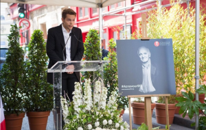 Une plaque en hommage à Charles Aznavour dévoilée rue Monsieur le Prince